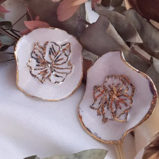Brincos de cerâmica com detalhes em ouro